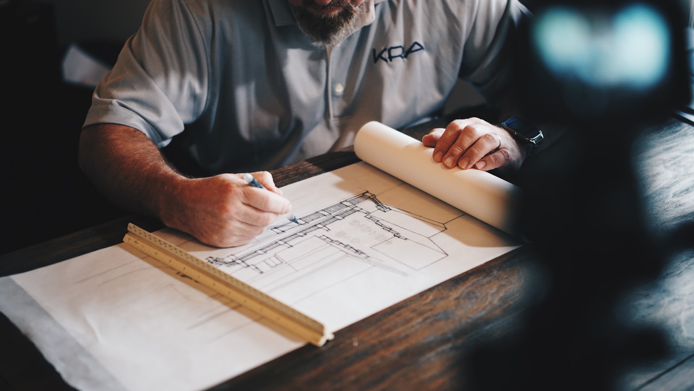Architectes examinant des plans de construction — attestation parasismique AT1 AT2