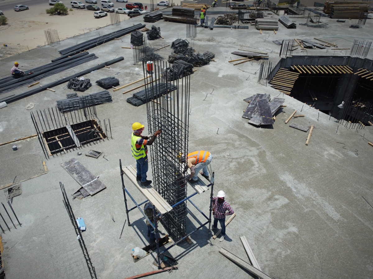 Chef de chantier et ingénieur consultant des plans d'exécution sur chantier — suivi de la conformité parasismique en phase de réalisation