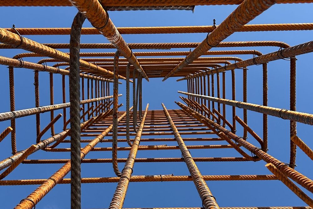 Cage d'armatures verticale de poteau, vue en contre-plongée, avant coffrage et coulage