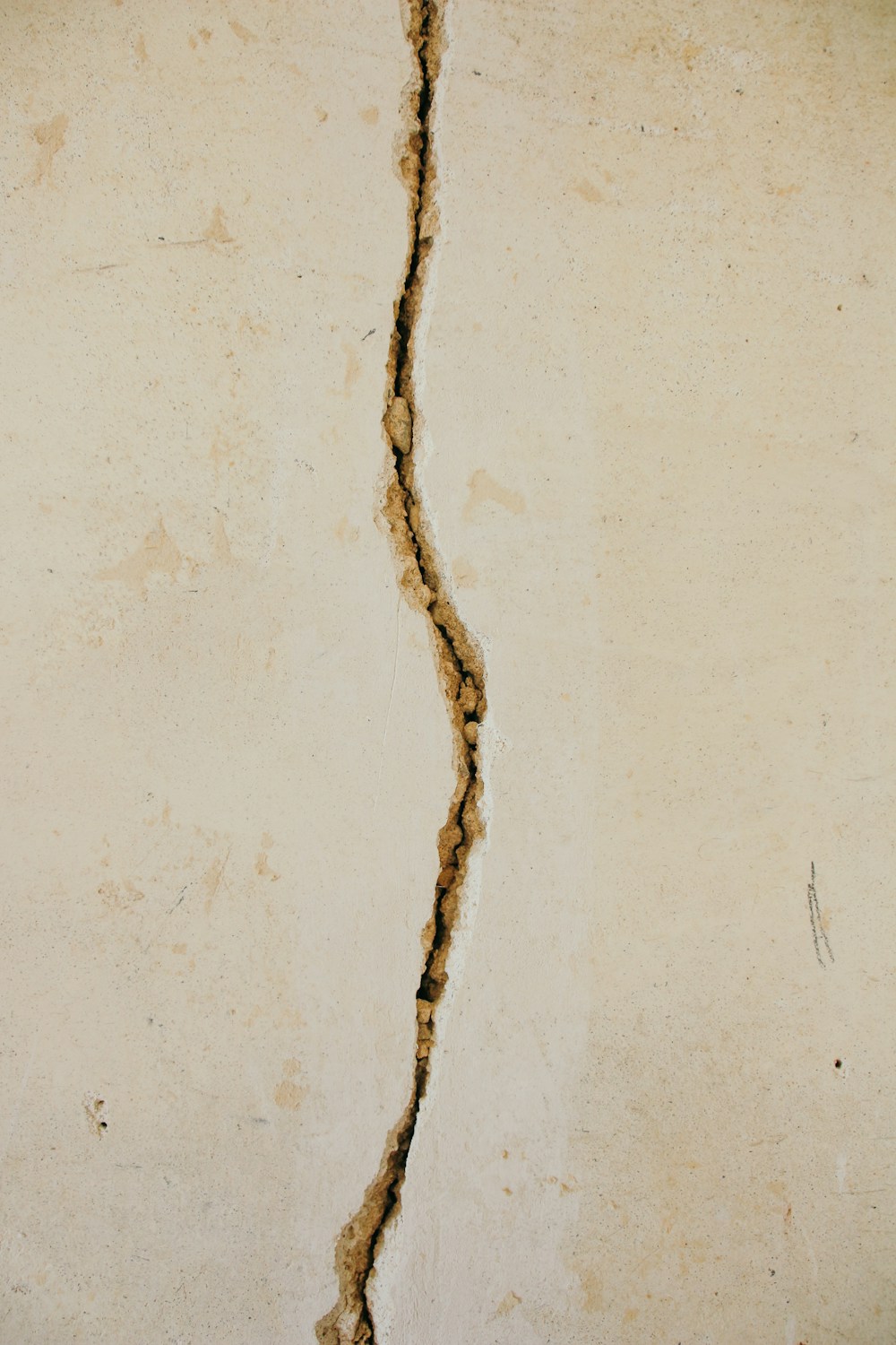 Fissure traversante sur surface en béton — signe d'une dégradation structurelle à expertiser