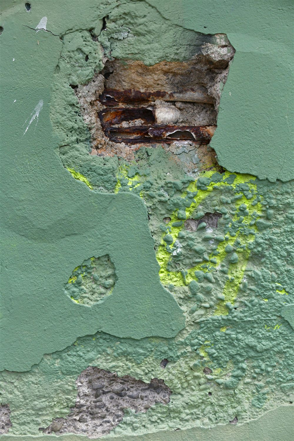 Béton armé dégradé montrant des armatures rouillées et apparentes après éclatement du béton dû à la corrosion