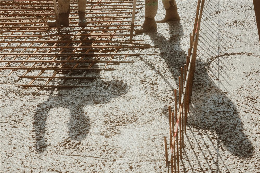 Cages d'armatures en acier assemblées sur un chantier de béton armé, prêtes avant le coulage