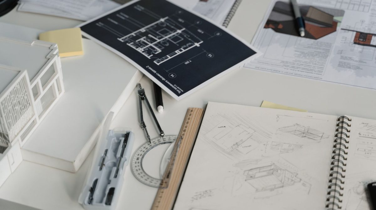 Plans de structure et note de calcul déployés sur une table de travail dans un bureau d'études