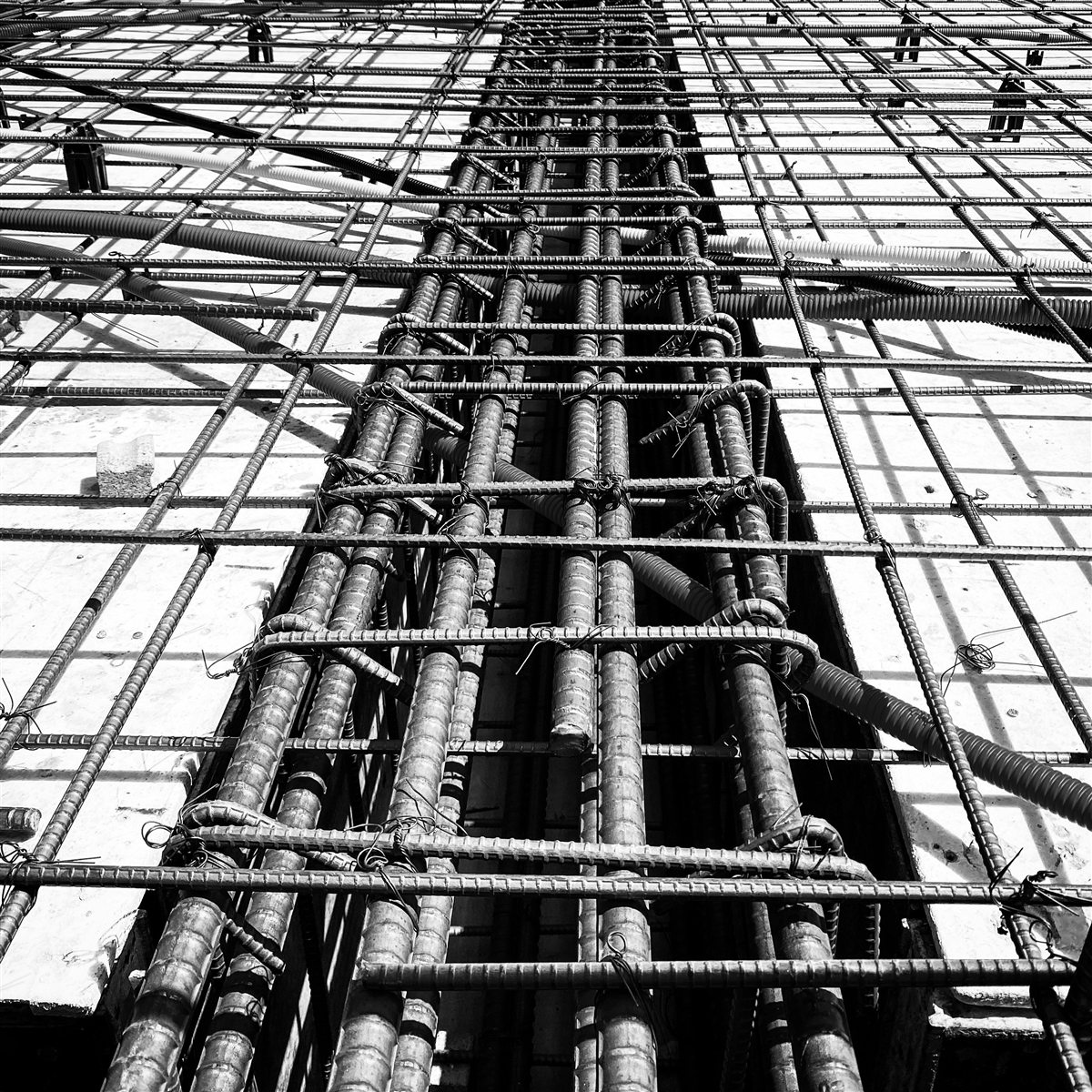 Armatures en acier assemblées et ligaturées en nappe avant le coulage du béton