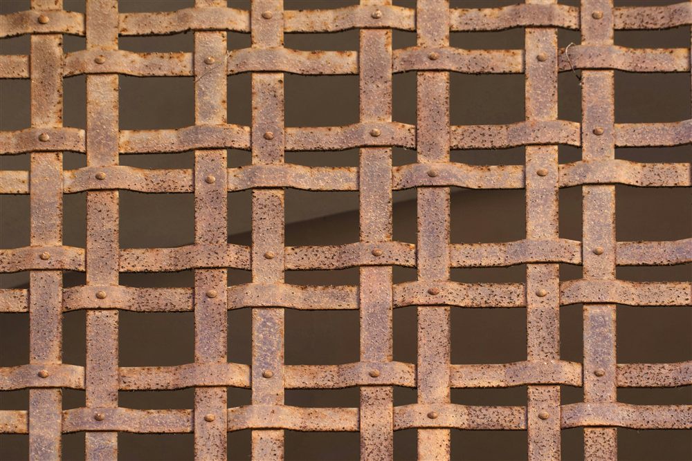 Gros plan sur des armatures en acier entrecroisées et ligaturées avant le coulage du béton