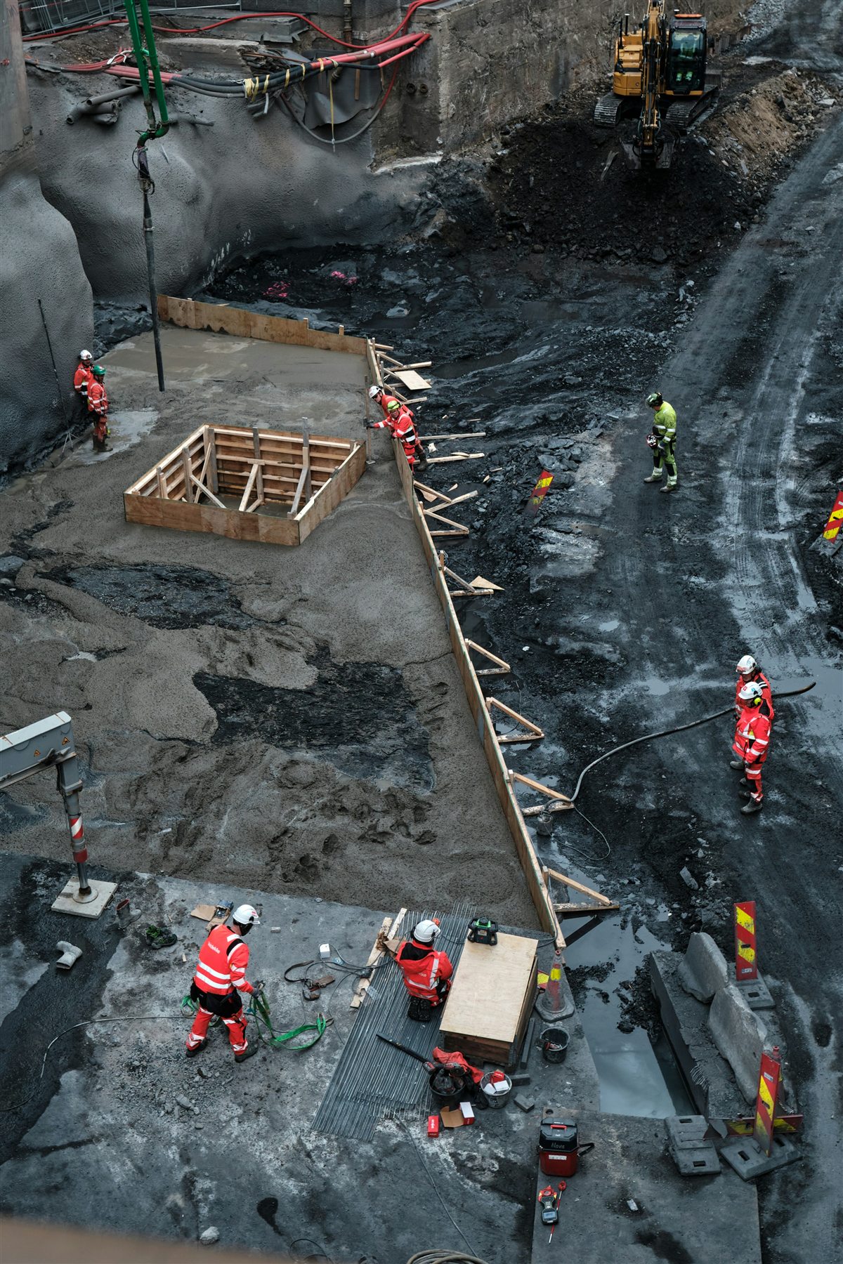 Chantier de gros oeuvre pendant la réalisation des fondations en béton armé d'un bâtiment