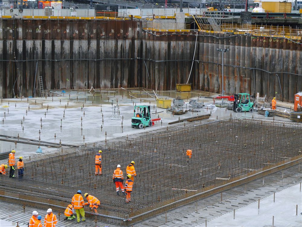 Équipe sur un chantier de gros oeuvre pendant la phase de réalisation des fondations