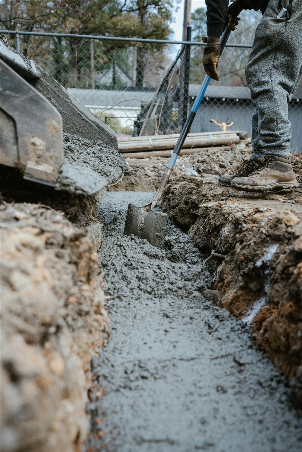 Terrassement d'une fouille de fondation sur un chantier avant la mise en oeuvre du béton