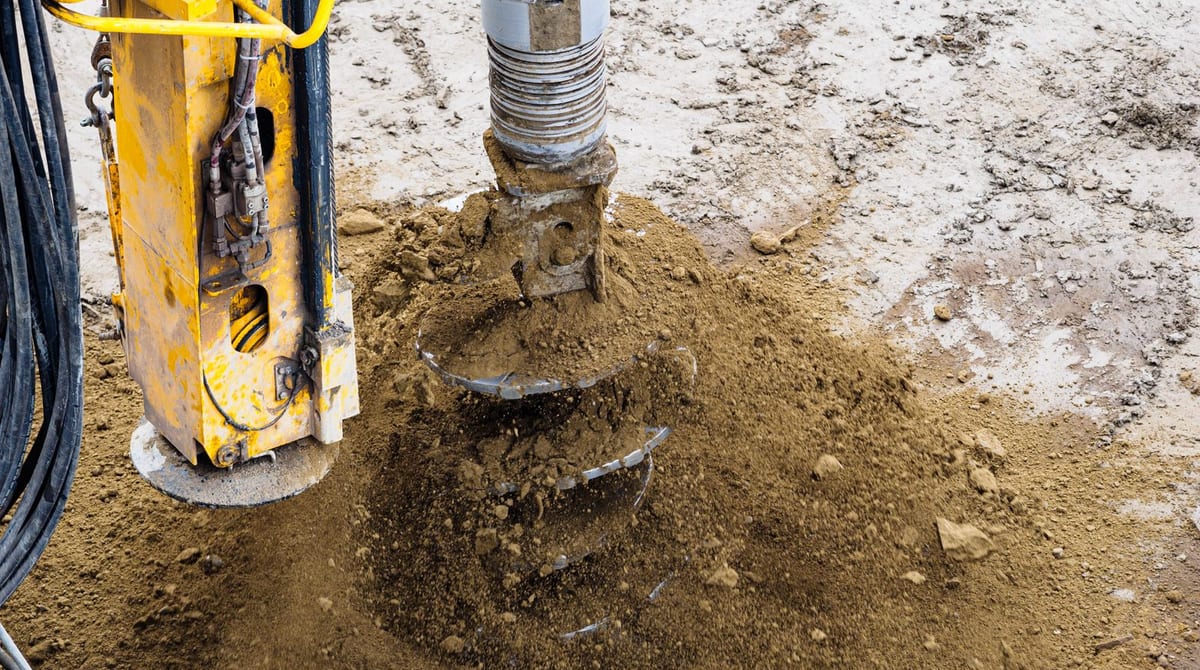 Sondage géotechnique à la tarière réalisé sur un terrain avant construction