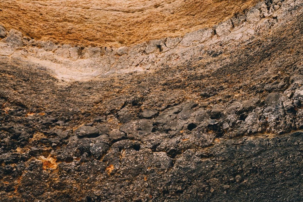 Coupe de terrain laissant apparaître la succession des couches de sol, des horizons superficiels aux niveaux plus profonds