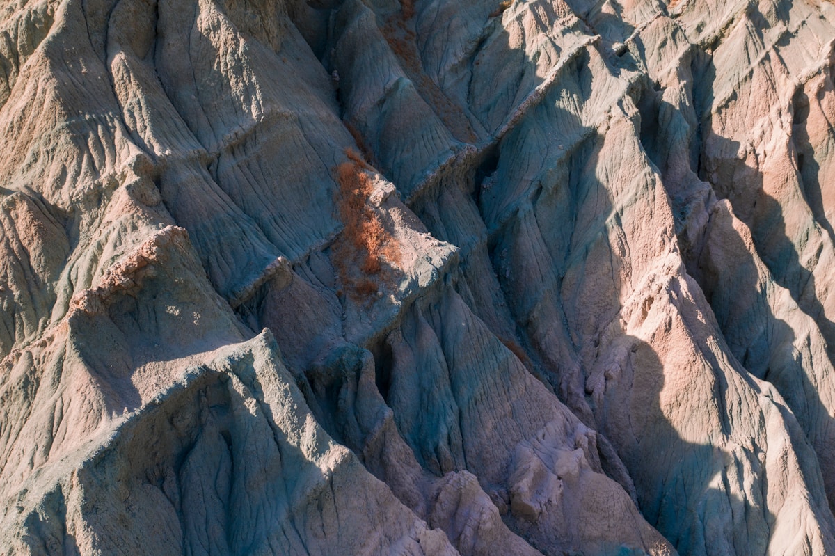 Vue aérienne de formations géologiques stratifiées en Oregon — soulèvement tectonique avec strates sédimentaires de couleurs contrastées illustrant l'activité des plaques