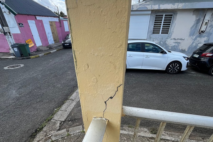 Fissure diagonale sur un poteau béton armé de façade