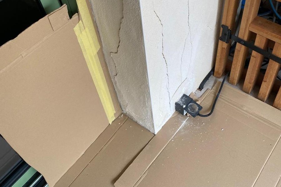 Réseau de fissures verticales et obliques sur un voile en contexte de rénovation