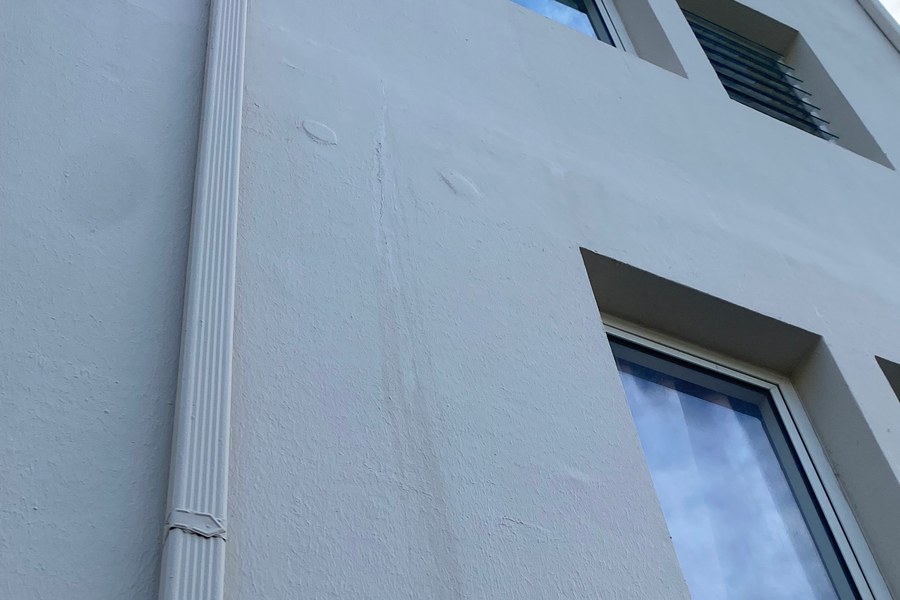 Traces d'exfiltration d'eau sur une façade béton armé — ruissellement et auréoles