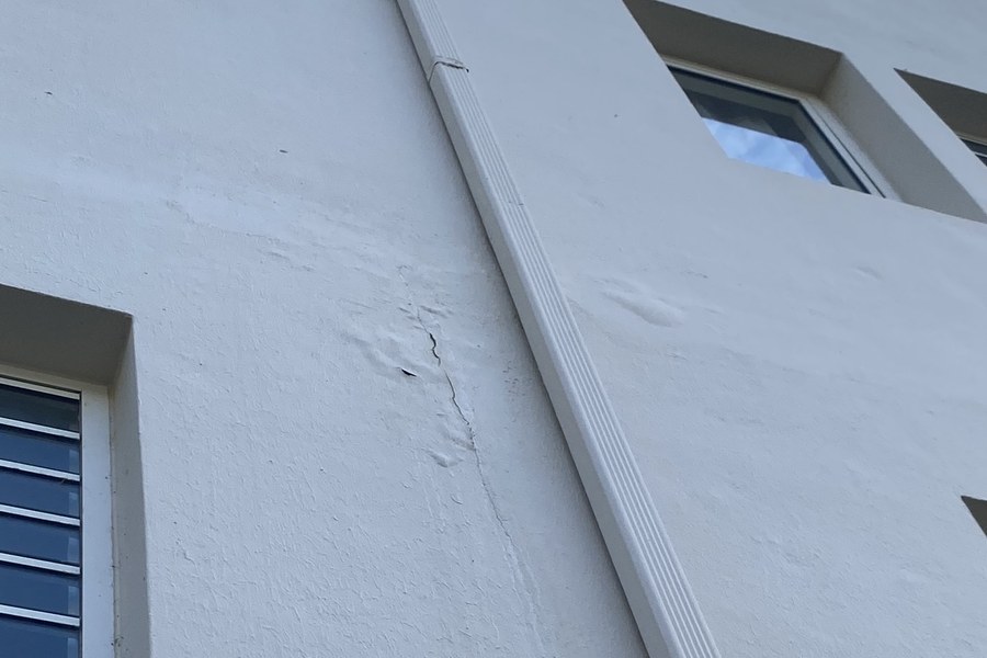 Infiltrations d'eau répétées sur plusieurs niveaux d'une façade béton armé