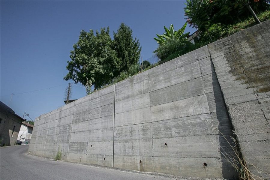 Mur de soutènement béton armé fissuré