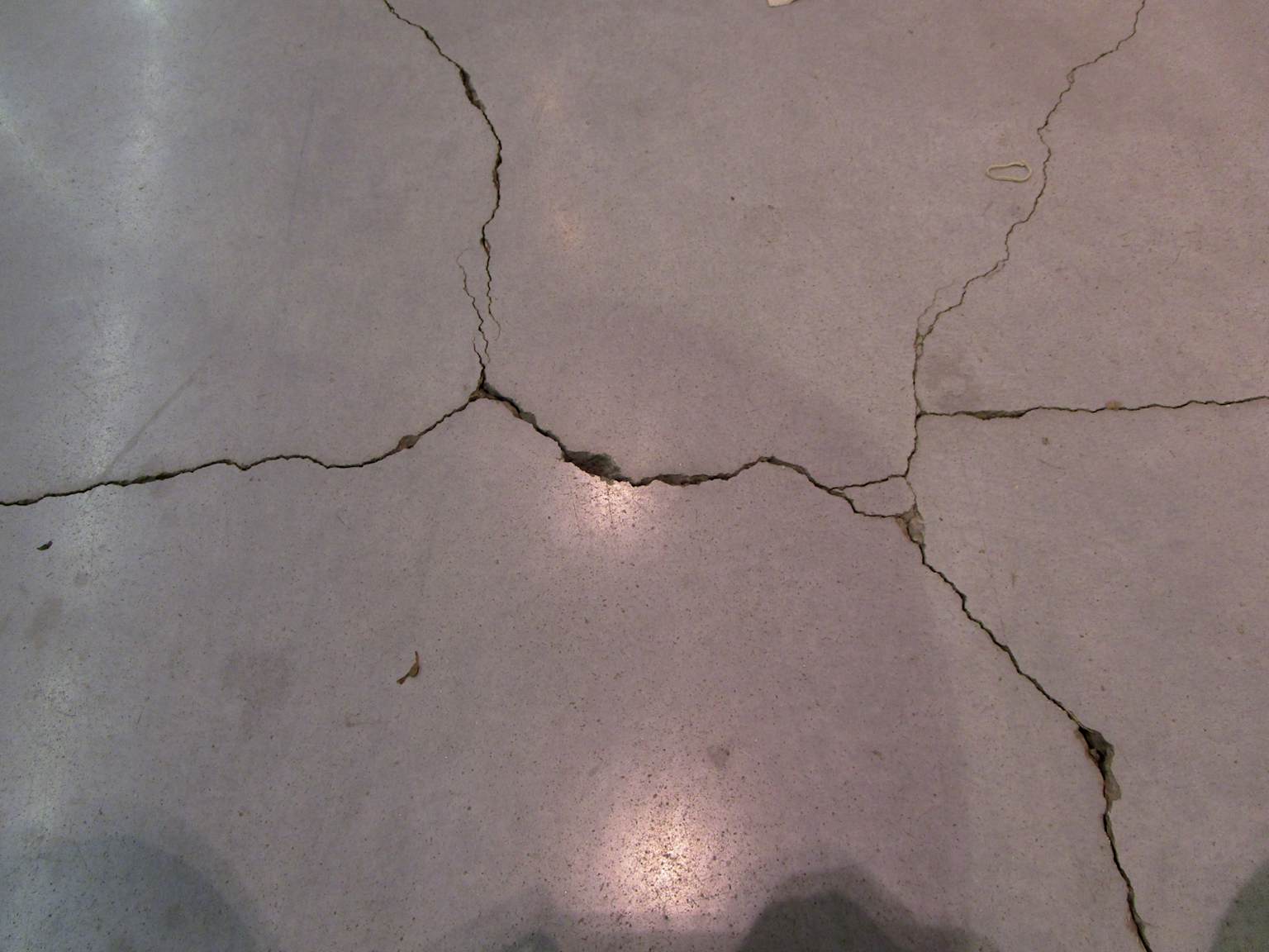 Fissures en étoile sur dallage industriel béton — tassement différentiel de plateforme