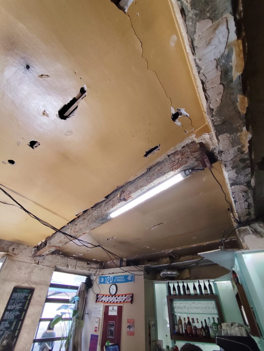 Poutre bois en rive de plafond, au-dessus du comptoir
