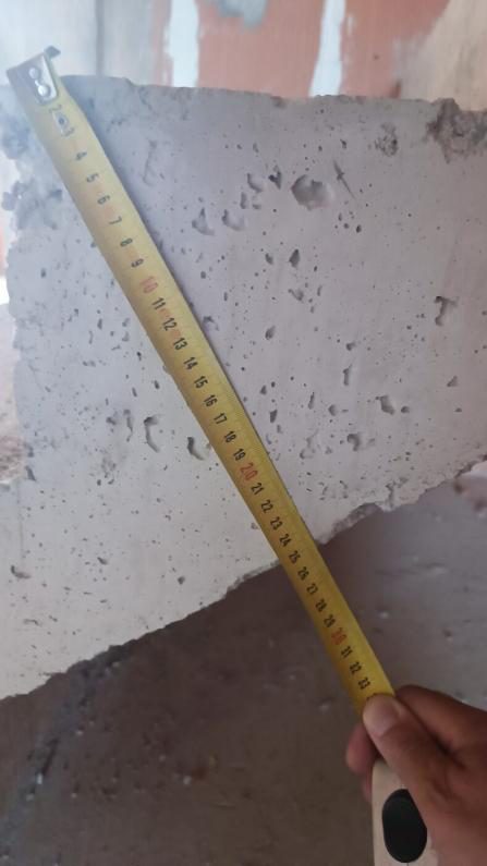 Relevé au mètre d'un nez de marche : état de surface du béton et défauts de peau