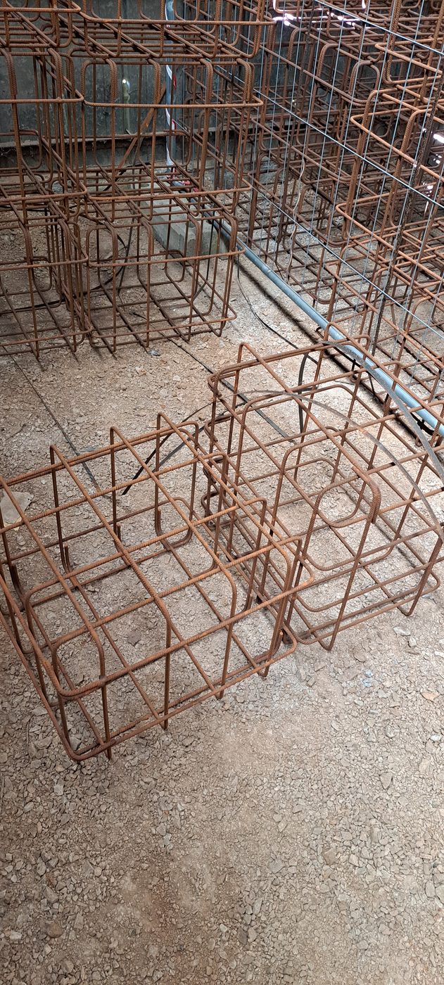 Cage d'armatures d'un massif isolé posée sur le terrain, en attente de mise en place