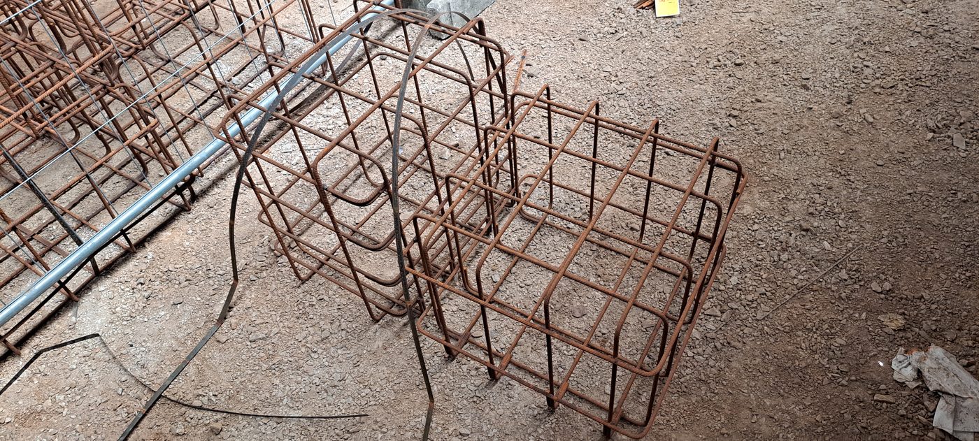 Cages d'armatures des massifs de fondation, cadres et filants HA, avant mise en fouille