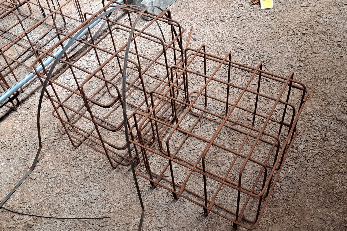 Cages d'armatures préfabriquées des massifs de fondation, posées au sol sur le chantier d'une école à Albi