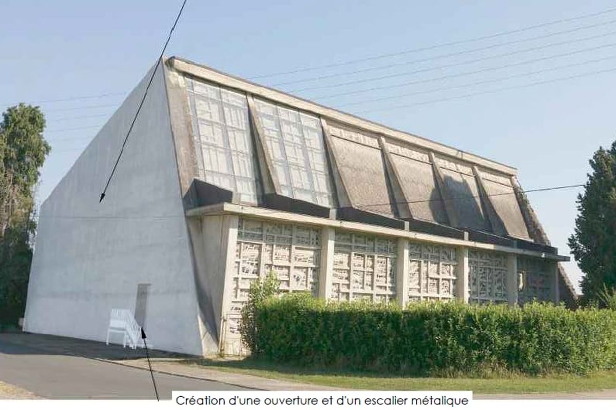 Église en béton à Agen : grand pignon vitré en façade et voiles en béton brut, vue depuis la rue