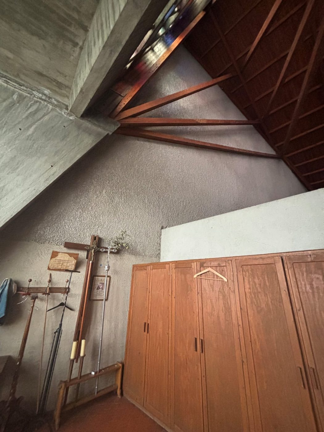 Angle intérieur : charpente bois en sous-face de toiture et voile béton à traverser