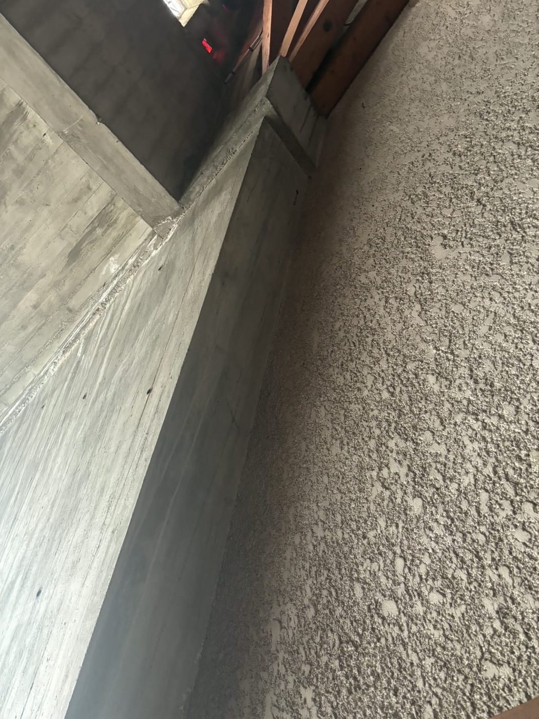 Parement du voile en béton brut à l'emplacement de la future ouverture
