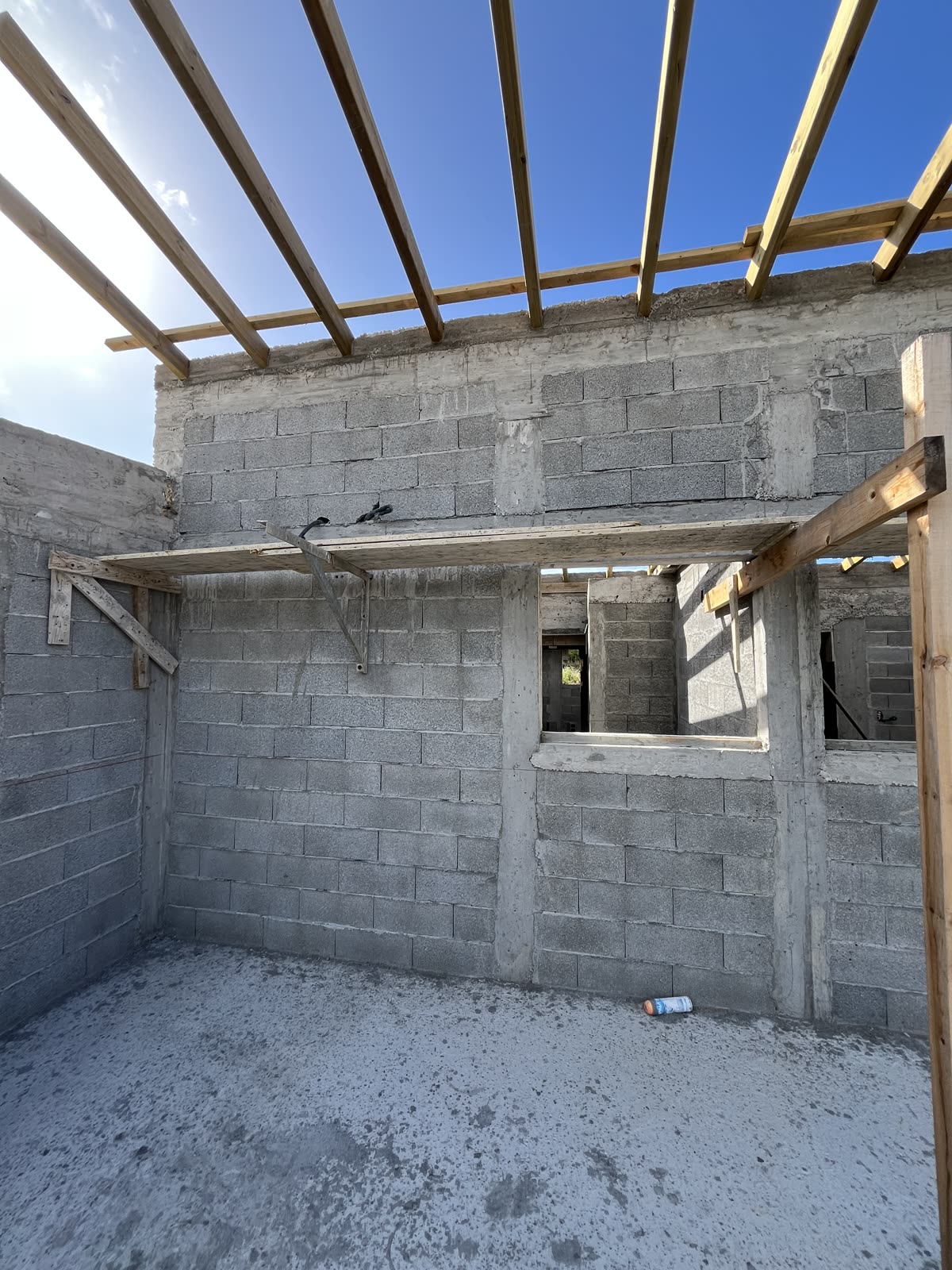 Vue intérieure RDC avec menuiserie et structure en bloc béton