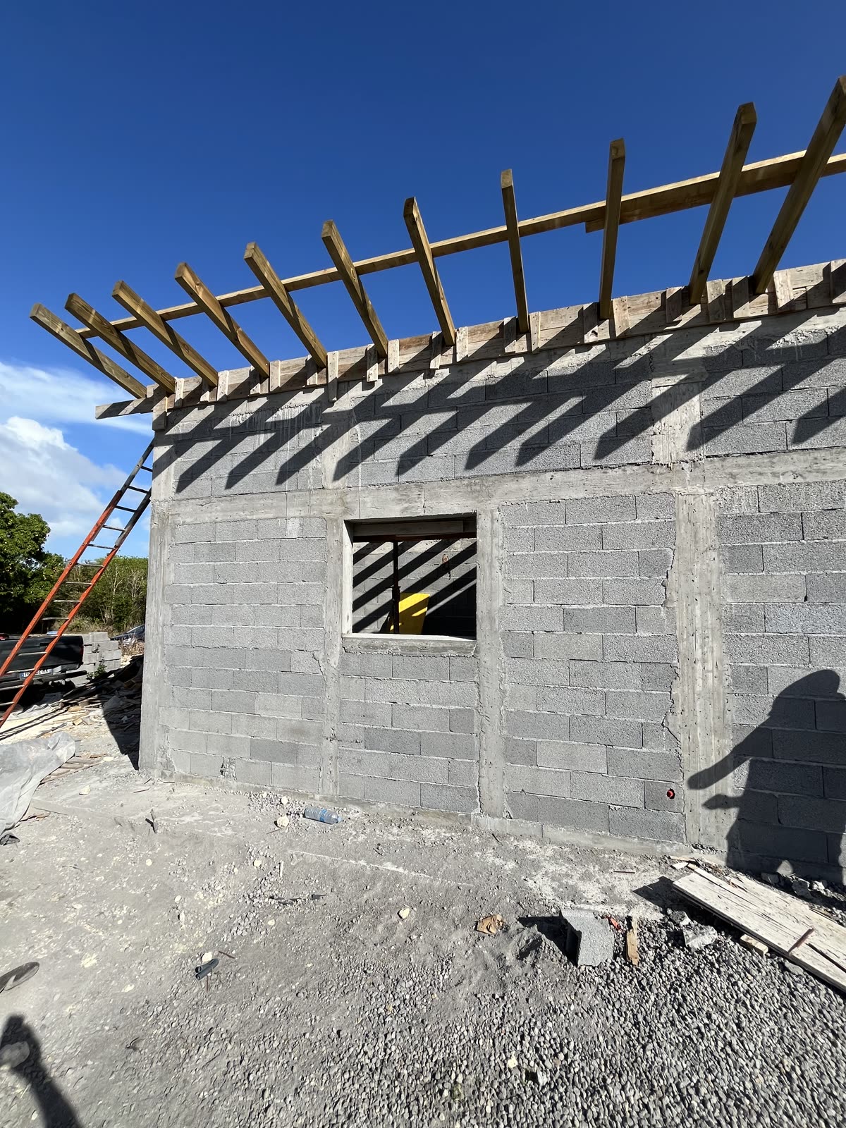 Angle extérieur du bâtiment avec maçonnerie bloc béton