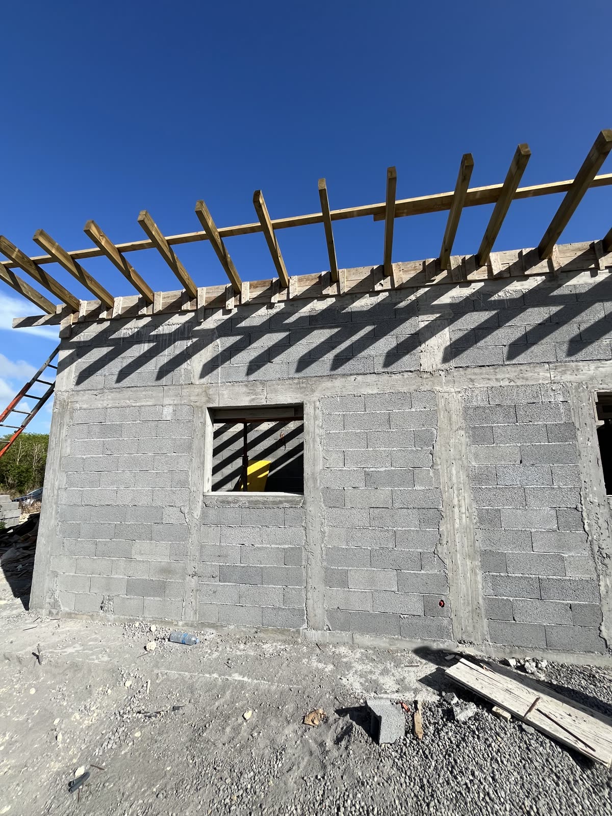Façade frontale avec charpente bois du platelage en cours de pose