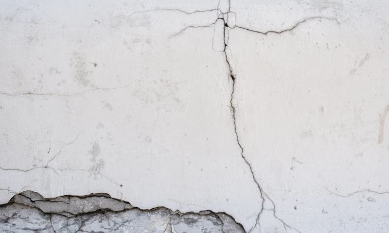 Ingénieur en gilet réfléchissant inspectant une structure de bâtiment